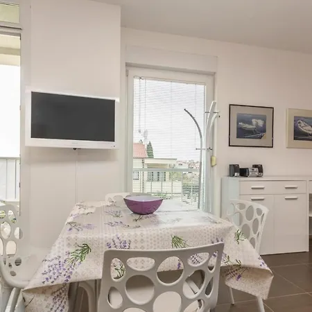 1 Bedroom Lovely In Apartment *