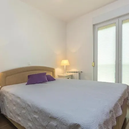 1 Bedroom Lovely In Apartment *