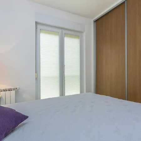 1 Bedroom Lovely In Apartment *