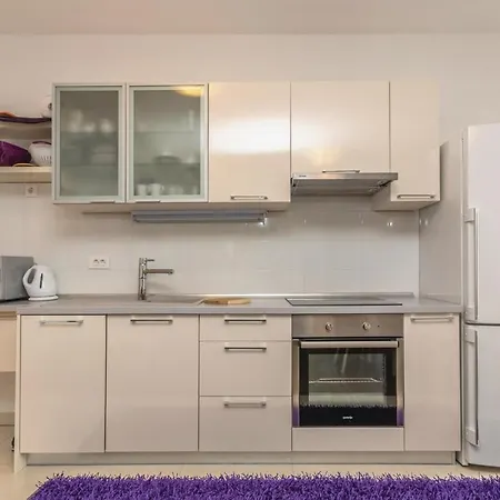 Apartment 1 Bedroom Lovely In Rovinj