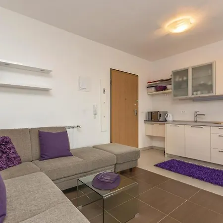 1 Bedroom Lovely In Apartment