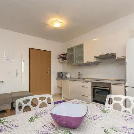 Apartment 1 Bedroom Lovely In Rovinj